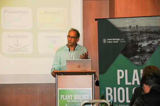 Speaker presenting - Plant Biology World Congress 2026